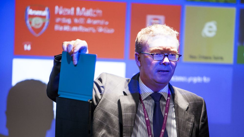 Surface RT, her demonstrert av Windows-direktør Christian Almskog i Microsoft Norge under lanseringen i februar, selger forsvinnende lite, skriver Finansavisen som stempler produktet som en flopp.