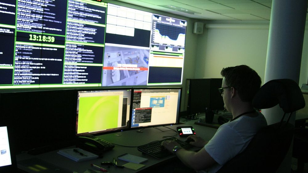 Bildet er fra kommandosentralen til NorCERT, som overvåker angrep mot kritisk infrastruktur i Norge. (Illustrasjonsfoto)