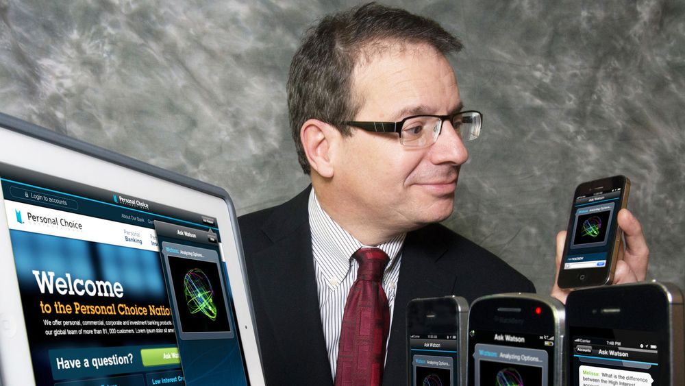 Stephen Gold, visepresident i IBM og ansvarlig for Watson Solutions, viser Watson Engagement Advisor på pc og som mobil app.