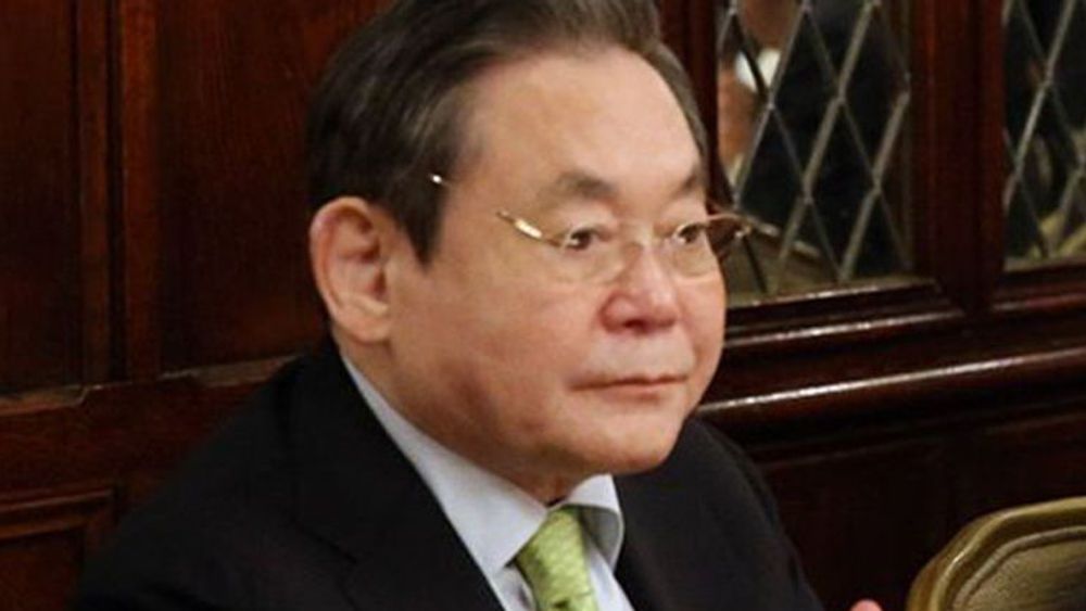 Lee Kun-hee (72) ble søndag hjerteoperert i all hast. Sør-koreas rikeste mann gikk formelt av som styreformann i Samsung-gruppen i 2008, men kontrollerer i praksis fortsatt hele konsernet. Det var hans far som stiftet selskapet tilbake i 1938.