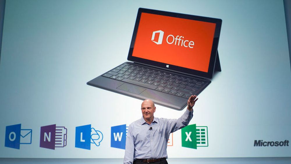 Steve Ballmer presenterte Surface i august i fjor. Surface RT kan kjøre Office, men ikke vanlige Windows-applikasjoner fra andre leverandører.