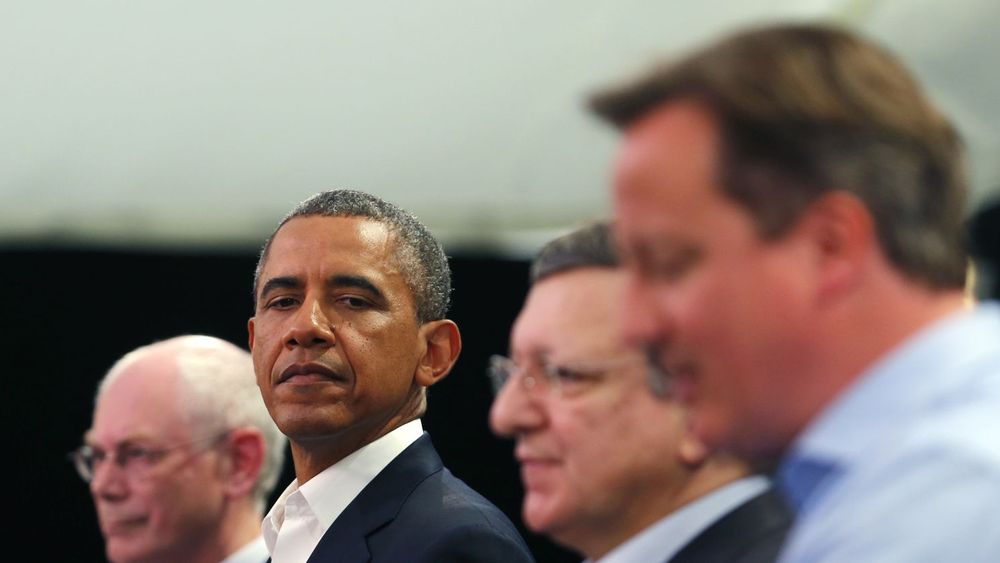 Det er spenning mellom USA (her representert av president Obama) og europeiske toppledere. Ytterst til venstre Herman Van Rompuy, i midten Jose Manuel Barroso og ytterst til høyre: britenes statsminister David Cameron.    