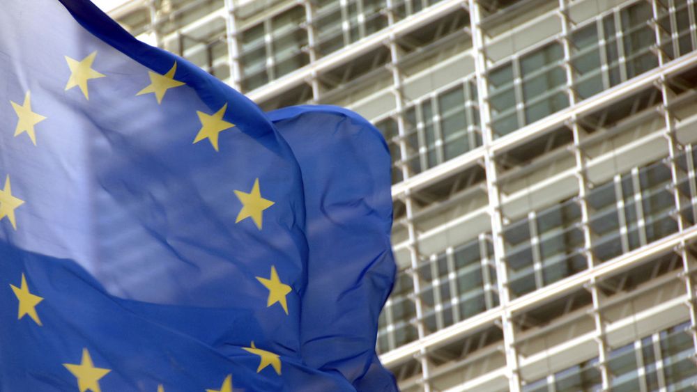 EU ønsker å fjerne roaming-avgiften og innføre samme takst på tvers av landegrenser innenfor EU-området, men planene er blitt utsatt.
