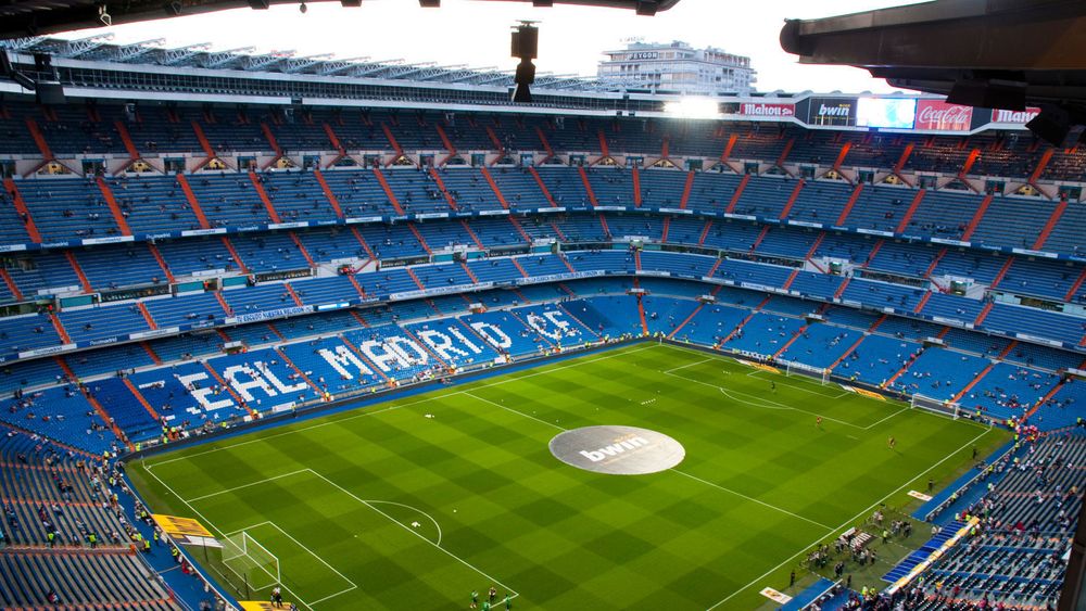 Santiago Bernabéu er hjemmebanen til Real Madrid med plass til over 85.000 publikummere. Anlegget kan nå få nytt navn betalt av Microsoft. Hva skal i så fall stadionet hete? Microsoft Arena og Surface Arena er blant forslagene.