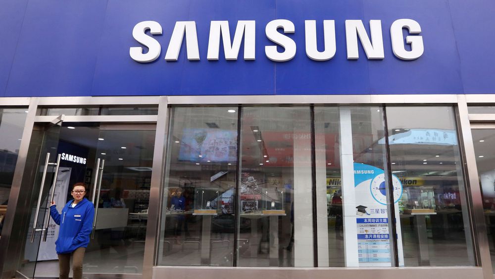 Samsung lanserer natt til fredag norsk tid sitt nye flaggskip, Samsung Galaxy S IV. Håpet er at telefonen vil skape en så stor "wow-faktor" at kundene vil strømme til Samungs butikker. Bildet er fra et utsalg i Bejing: Verdens største smartmobilmarked.