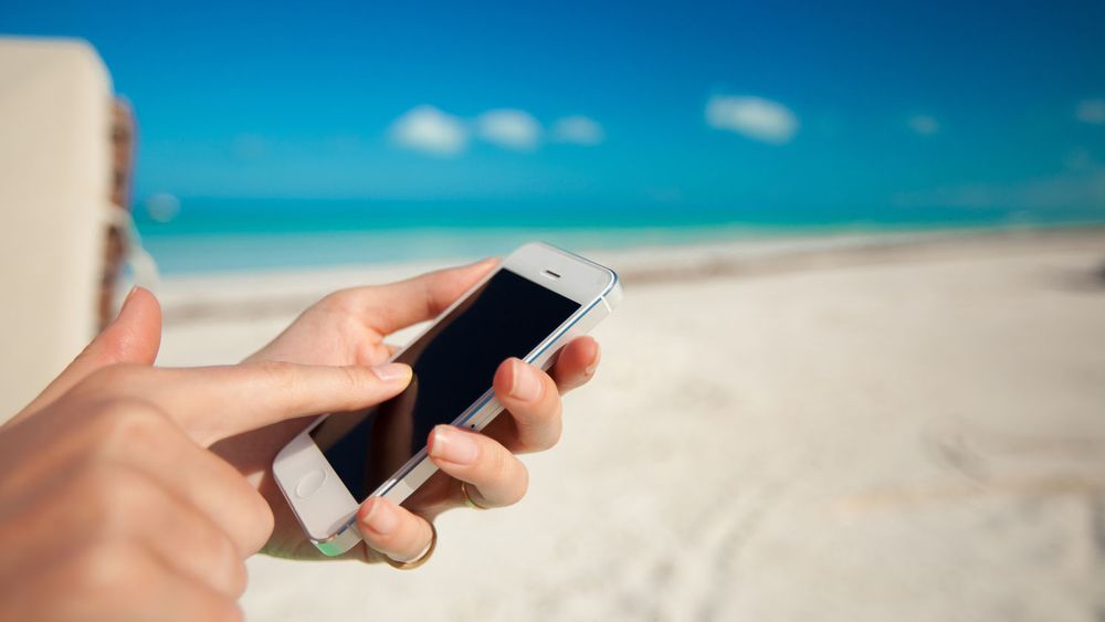 Flere mobilselskaper lover lavere surfepriser i utlandet i sommer.