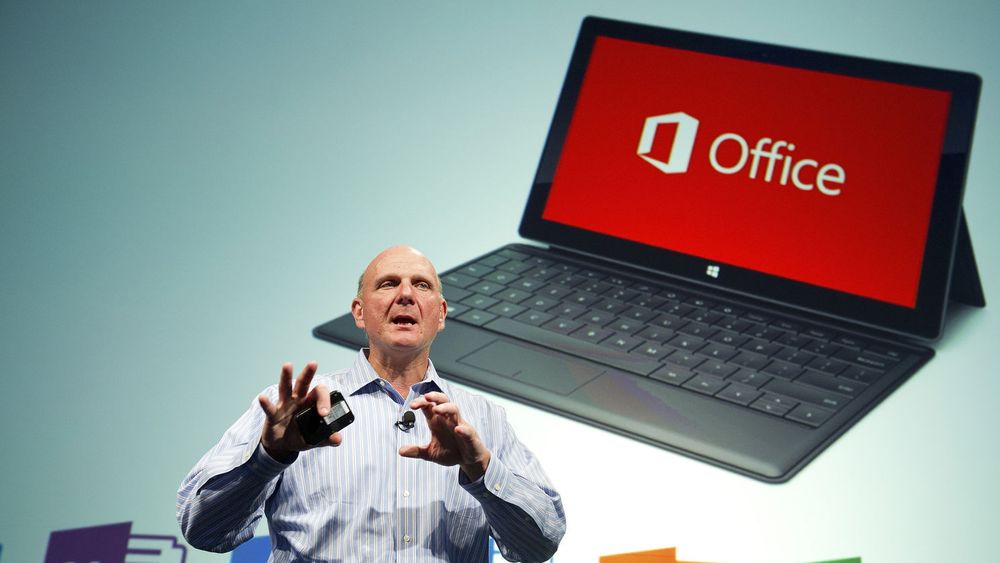 Microsoft, med toppsjef Steve Ballmer i spissen, har ikke gjort det så bra som forventet med salget av Surface-nettbrettene. Først kuttet de prisene på RT-modellene. Nå er det toppserien Pro som får en omgang med pris-saksen. 
