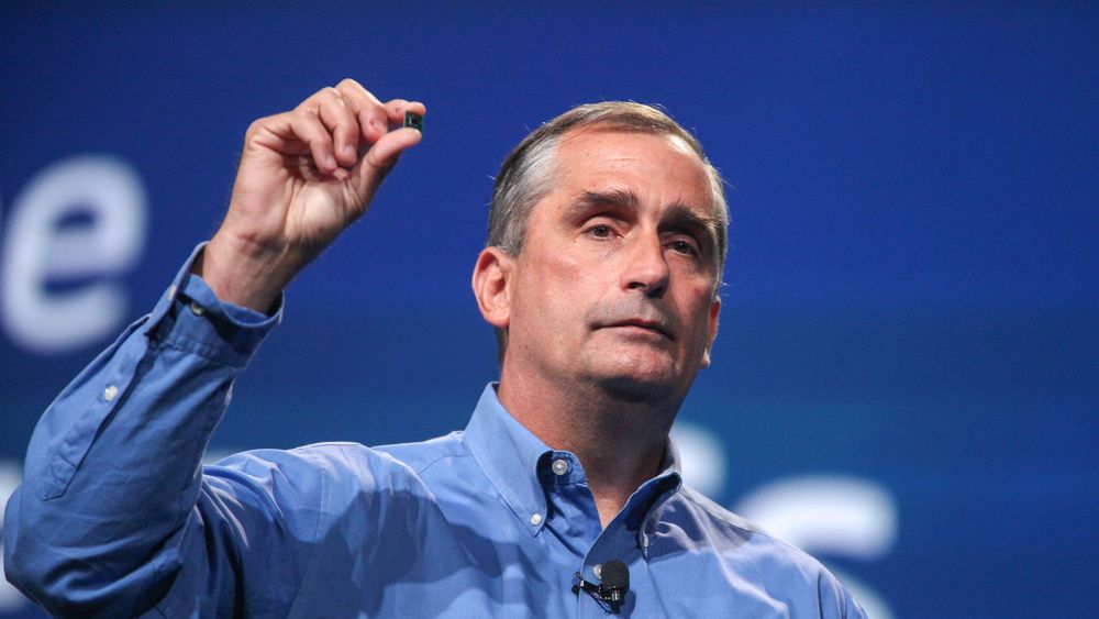 Brian Krzanich har sagt opp sin stilling som CEO hos Intel. Her er han avbildet under et Intel-arrangement i 2013, hvor han viste fra selskapets Quark-prosessor.
