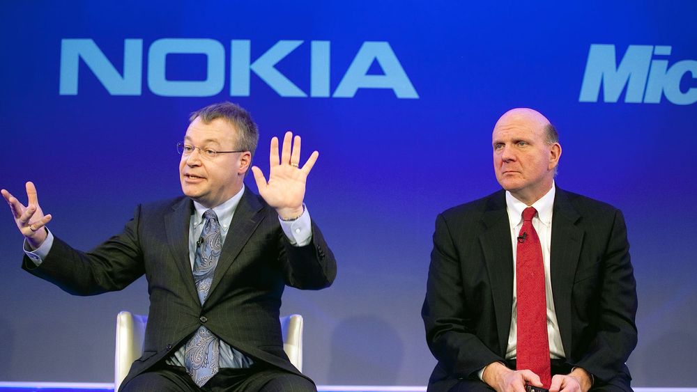 HÅVER INN: Nokia-sjef (fra v.) Stephen Elop regnes som en sterk kandidat til toppjobben i Microsoft, når Steve Ballmer etter planen går av i løpet av 12 måneder. Elop er sikret ny direktør-stilling, men også en pen slump når oppkjøpet går i boks.