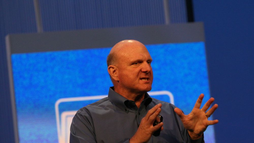 Steve Ballmer forsikret at Microsoft vil gjøre det de kan for å holde PC-markedet over 300 millioner leverte enheter i året.