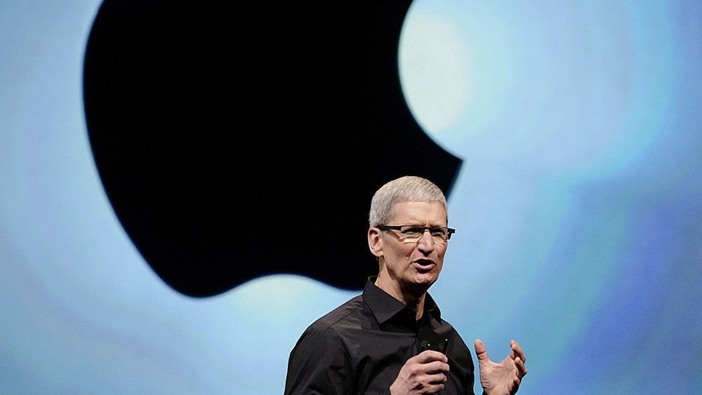 Apple-sjef Tim Cook sier han er fornøyd med utviklingen, selv om omsetningen faller for første gang på 15 år.