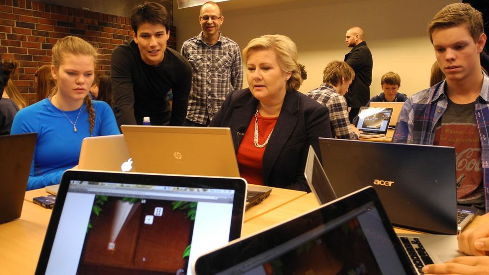 Statsminister Erna Solberg prøvde seg på å løse likninger med DragonBox da hun besøkte Sandnes videregående skole i dag.