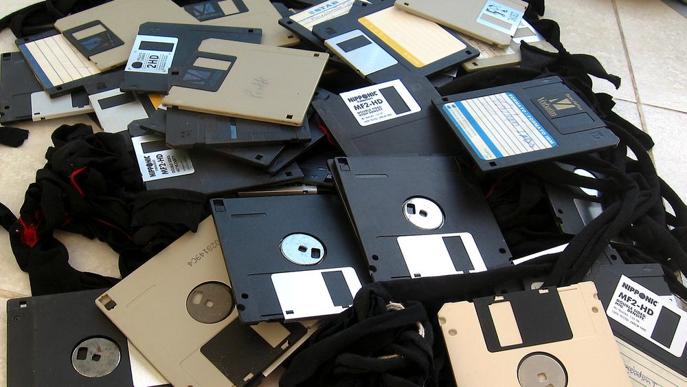 Disketter har skapt mye problemer for brukerne gjennom årene, men i disketthistoriene nedenfor er problemene svært så selvforskyldte. Bildet viser en haug med «moderne» 3,5 tommers disketter. 