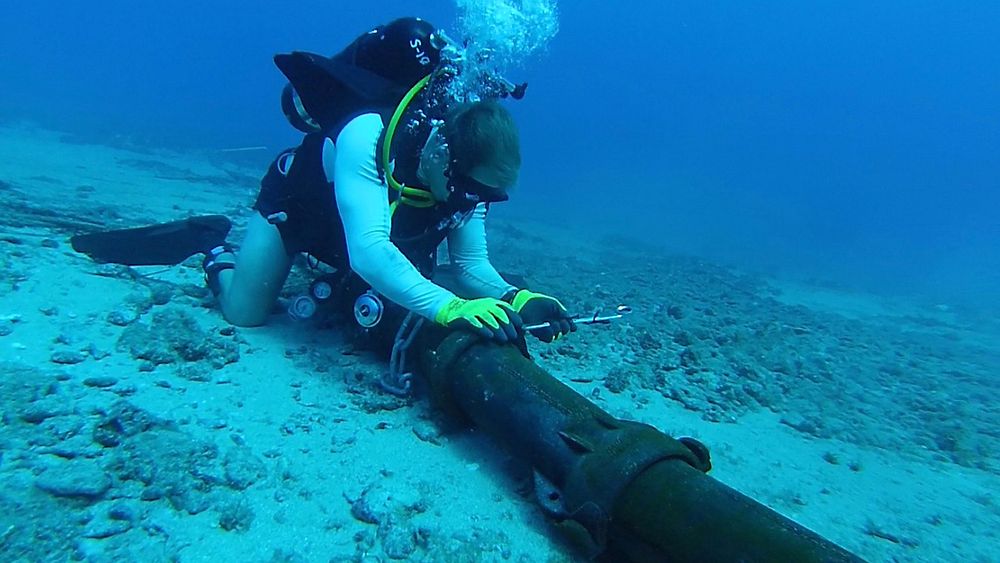 Sjøkabler av alle slag kan være vanskelige å forsvare mot sabotasje. Bildet viser en dykker som reparerer en sjøkabel ved Pacific Missile Range Facility Barking Sands (PMRF) utenfor Hawaii.