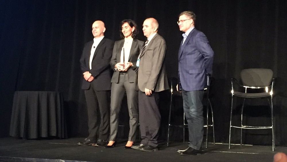 PRISMOTTAKERE. En delegasjon fra Sopra Steria på scenen under prisutdelingen på Interconnect i Las Vegas. Foto: Sopra Steria
