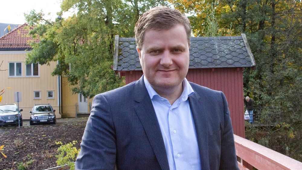 Administrerende direktør Trond Skjellerud i Eidsiva bredbånd beklager at kundene har vært uten nett i over et døgn.