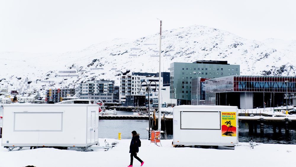 I Finnmark var det forventninger til at NTP skulle gi bedre infrastruktur, både på vei og flyplass, særlig knyttet til Hammerfest. Her er Hammerfest sentrum på vårparten i fjor.