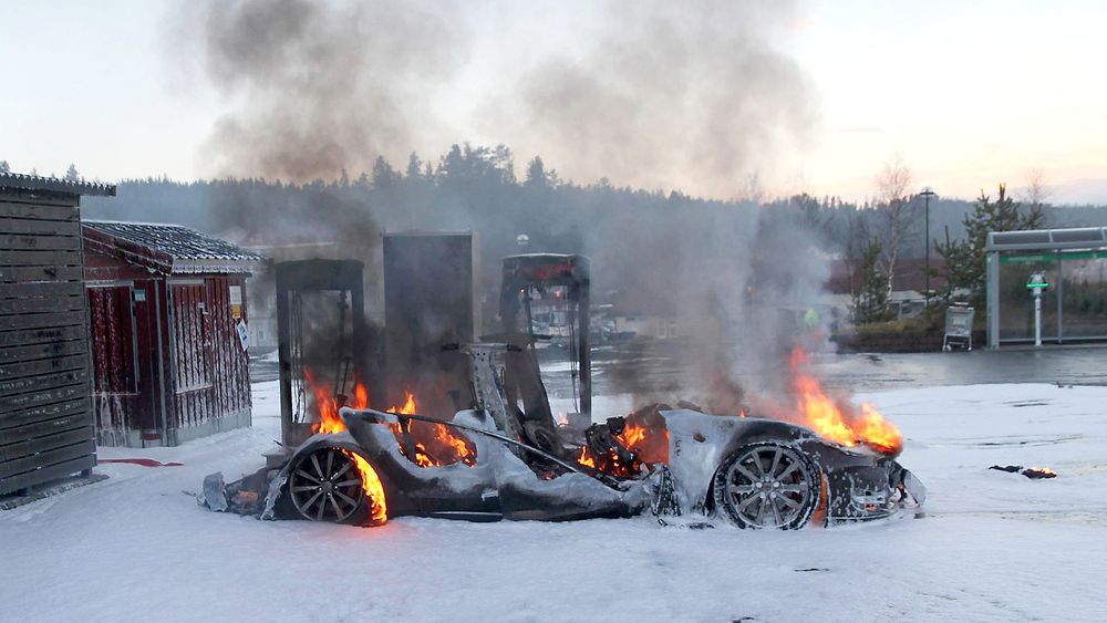 En Tesla Model S 2014-modell ble totalskadd etter at den tok fyr under lading på en hurtigladestasjon på Brokelandsheia i Gjerstad kommune i Aust-Agder i desember i fjor.