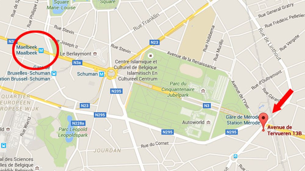 Telenors kontor (markert med rød pil) i Brussel ligger bare to holdeplasser eller 20 minutter til fots fra metrostasjonen som ble rammet av terrorangrep tirsdag morgen (sirklet inn).