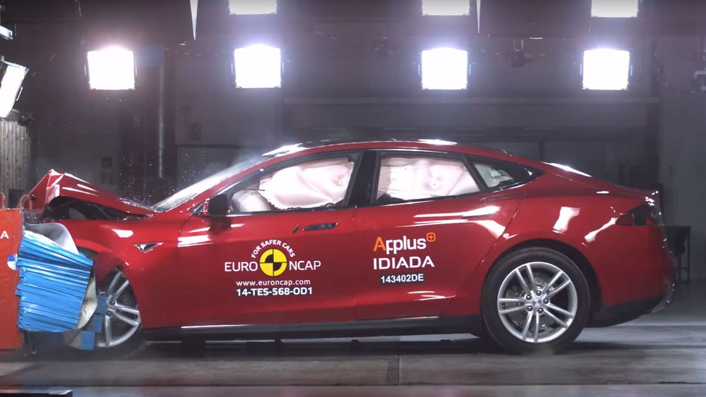 Tesla Model S under kollisjonstest hos Euro NCAP
