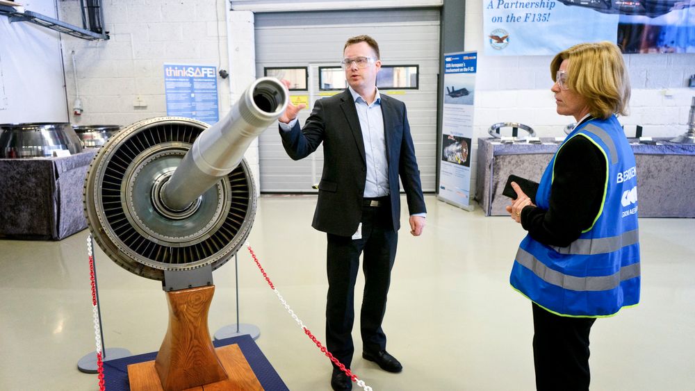 Kvalitet betyr alt når GKN Aerospace skal overbevise kundene. Produksjonsdirektør Odd Terje Lium med konsernsjef Anne Marit Panengstuen i Siemens.