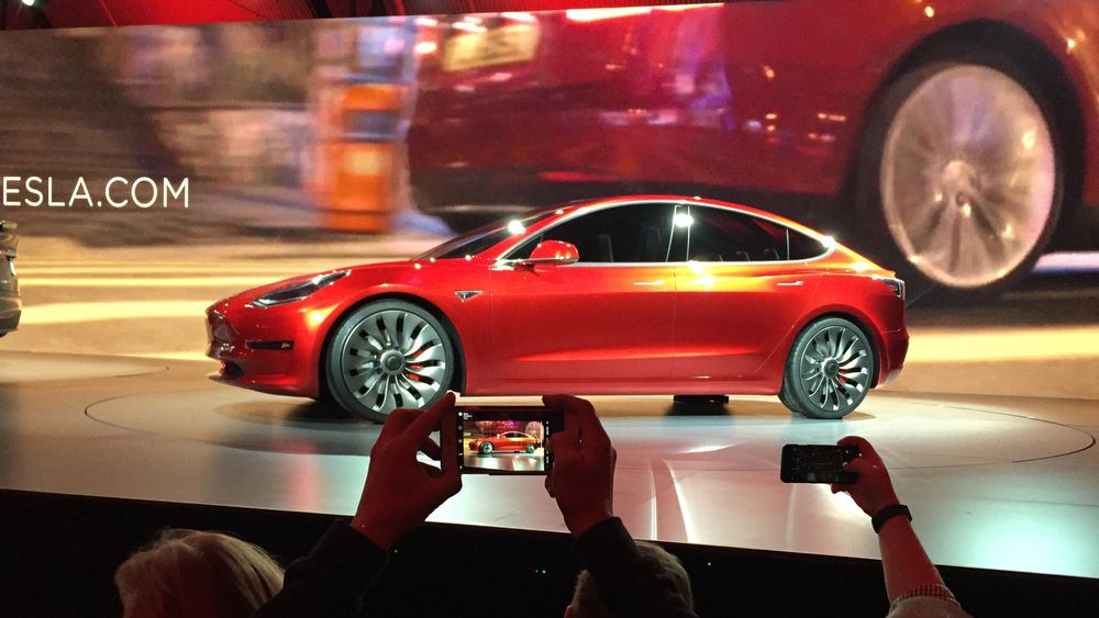 Tesla Model 3 skal komme i produksjon i år.