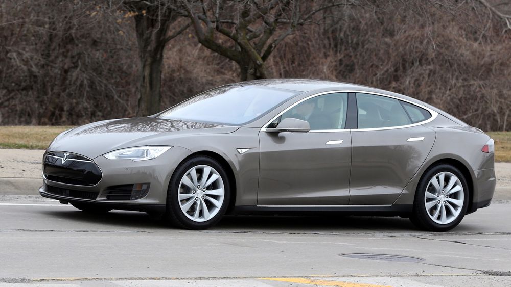 Tesla har utstyrt bilene sine med mulighet for delvis å kjøre seg selv.