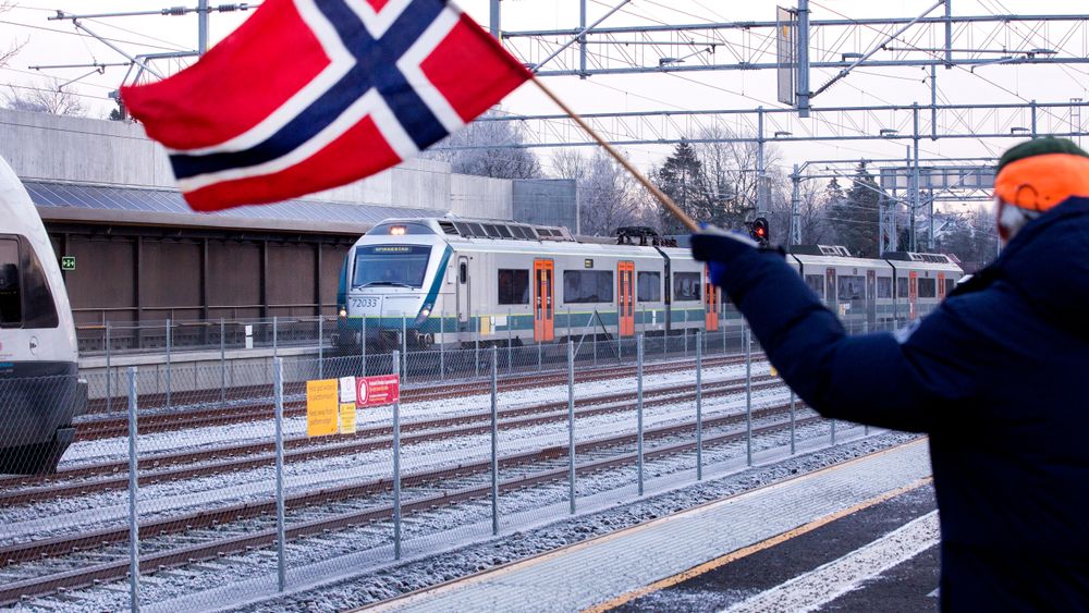 Norsk flagg vaier i vinden under åpningen av Høvik stasjon i desember i fjor.