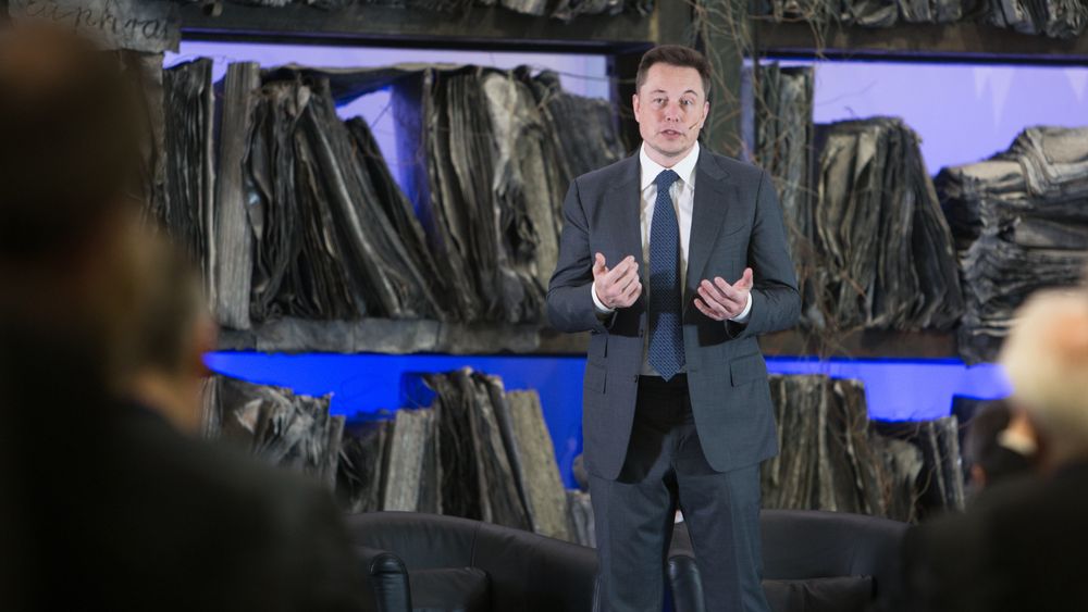 Elon Musk besøkte Astrup Fearnley-museet i Oslo tidligere år der han blant annet snakket med samferdselsminister Ketil Solvik-Olsen om fremtiden for fornybare biler.