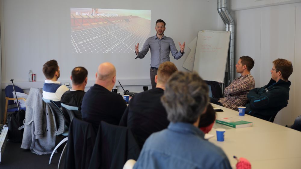 Utdanner installatører: Andreas Thorsheim i solleasing-selskapet Otovo tror på en tredobling av det norske solkraftmarkedet fra i fjor til i år. Nå kurser han elektromontør-selskap i solenergi og panelinstallasjon.