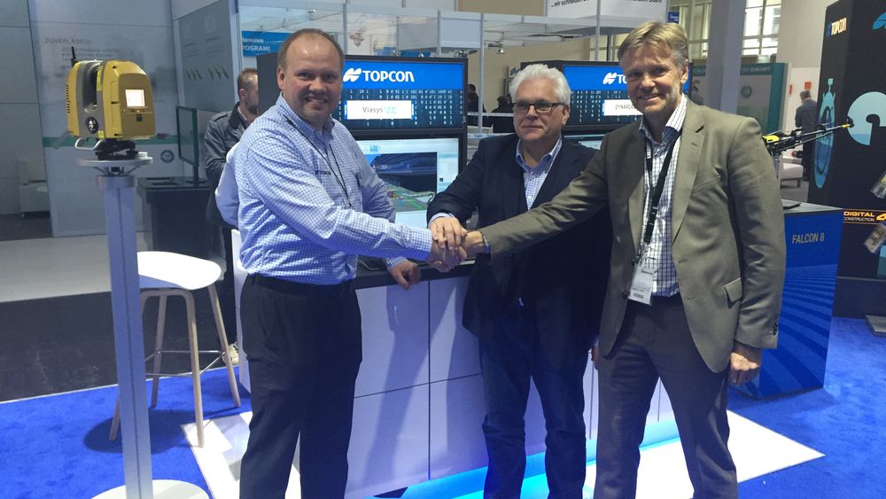 Fra signeringen av avtalen under årets Bauma: Jani Myllymaa fra Viasys Oy og  Uli Hermanski fra  Topcon Positioning  sammen med Hans Ellingsen,  adm.dir Norsecraft Geo AS