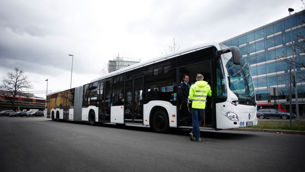 Den nye Mercedes-bussen som var på testkjøring i Oslo i dag er 21 meter lang og har plass til over 190 passasjerer.