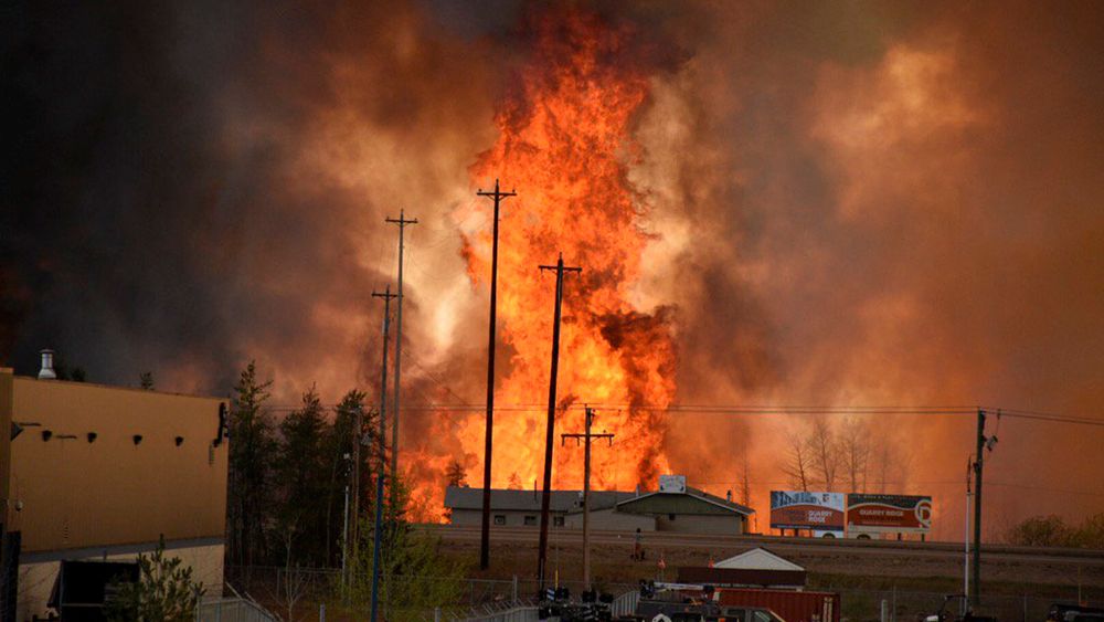 Byen Fort McMurray er tømt for mennesker på grunn av skogbrannen i og rundt byen. Foto: Reuters / NTB scanpix