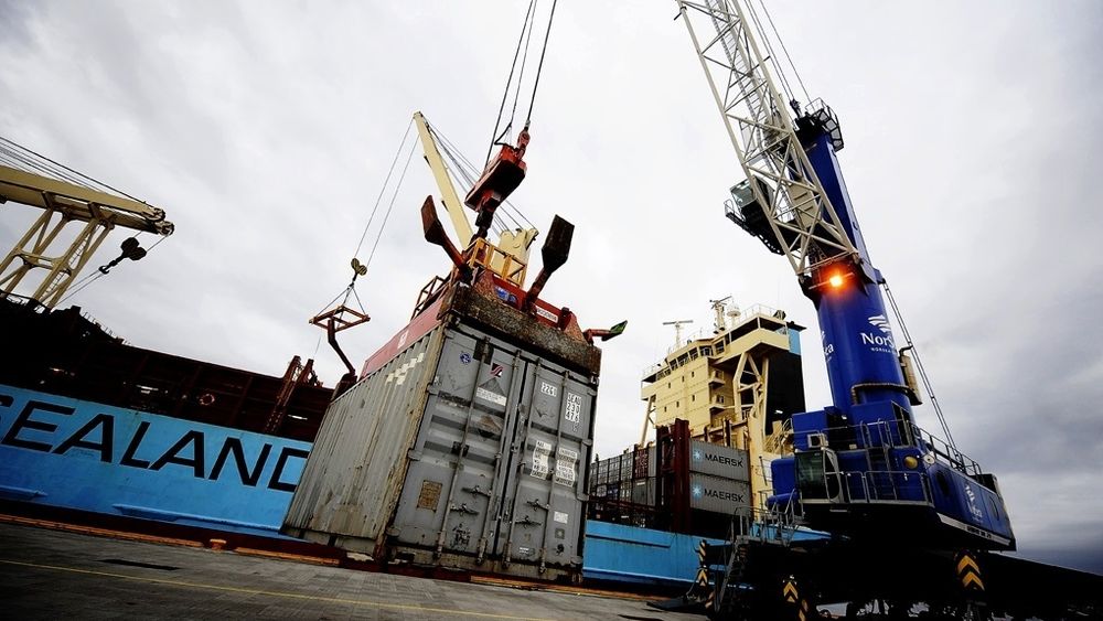 Risavika Havn ved Stavanger er med i Grønt kystfartsprogram og har planer for å bli nullutslippshavn. Nå kan de få følge av Oslo Havn. I Risavika skal de tilbys landstrøm, elektriske kraner og trucker på batteri. Her losses containere på "gamlemåten".
