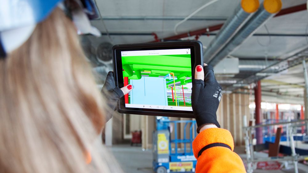 Ingebrigtsen kan enkelt fjerne tak og vegger i 3D-bilder og sammenlikne resultatet hun ser foran seg med planene som ligger i 3D-modellen.