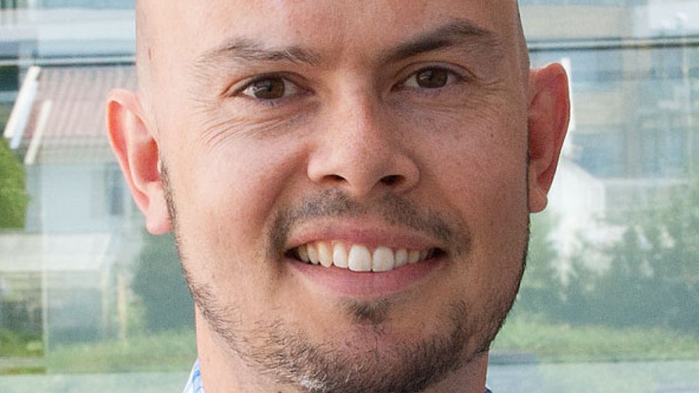 Frekvensdirektør John Eivind Velure vet ennå ikke når 900 MHz-auksjonen skal avvikles. Dagens eiere av frekvensene , Telenor og Telia, har bruksrett på dem ut 2017.
