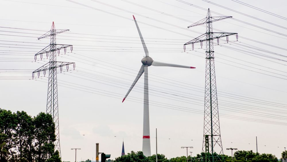 Vindkraft og sol har forkjørsrett i det tyske strømnettet. I Norge er den grønne veksten laber, konkluderer BI-forsker i fersk studie.