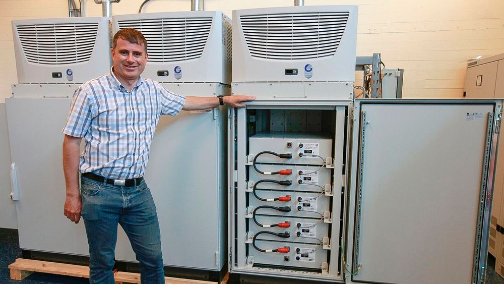 Miljøbatteri Kranbatteriet som  teknisk direktør i Grenland Energy AS, Dr Lars Ole Valøen viser frem, er ganske mye større enn et bilbatteri. Systemet skal installeres i et av Grieg Star Shippings båter. Men så er miljøgenvinsten også voldsomt mye større