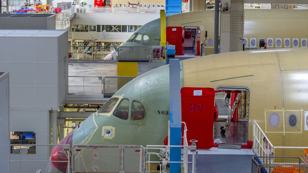 A350 XWB på sluttmonteringsfabrikken i Toulouse. Så langt i år har Airbus kun levert ni fly. Etter planen skal de lage ti hver måned om kun to år.