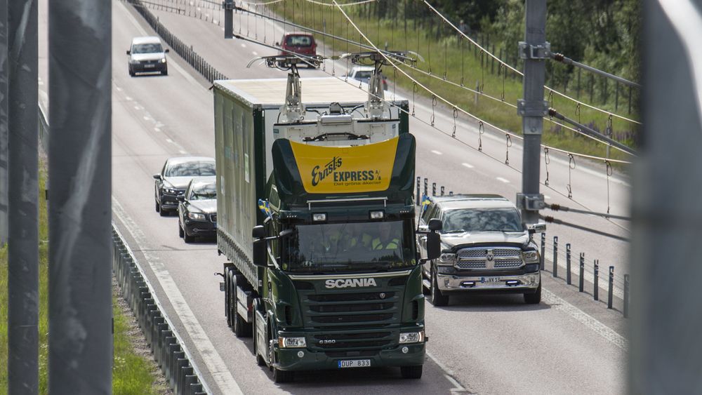 Her mates en hybrid-lastebil med strøm langs prøvestrekningen elväg E16 i Sverige. 