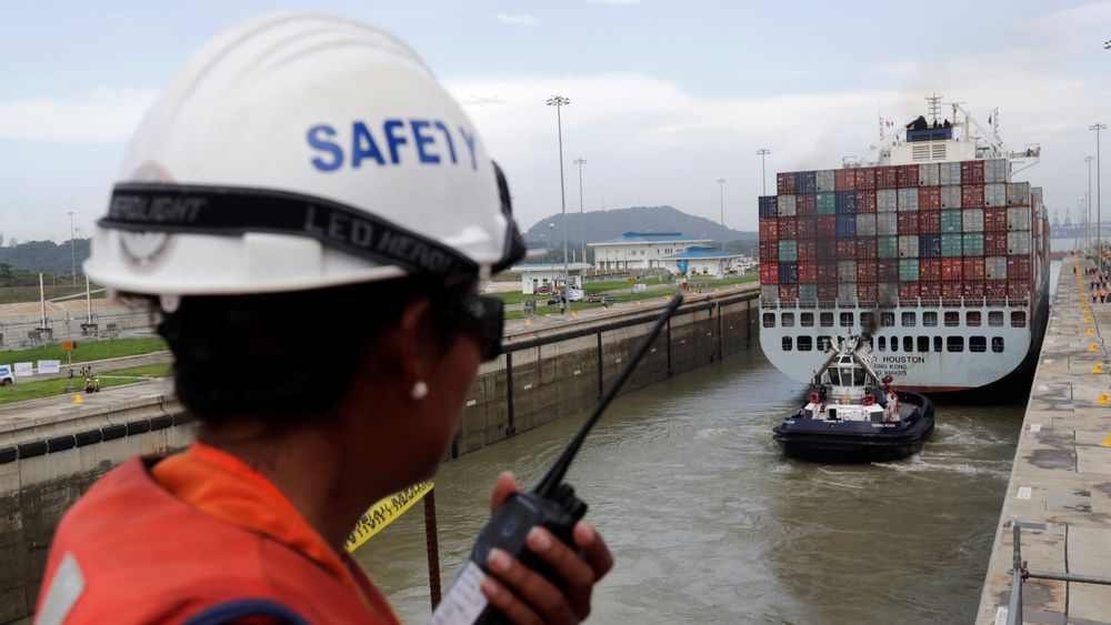 Et konteinerskip tester en av de nye slusene etter ombyggingen og utvidelsen av Panamakanalen.