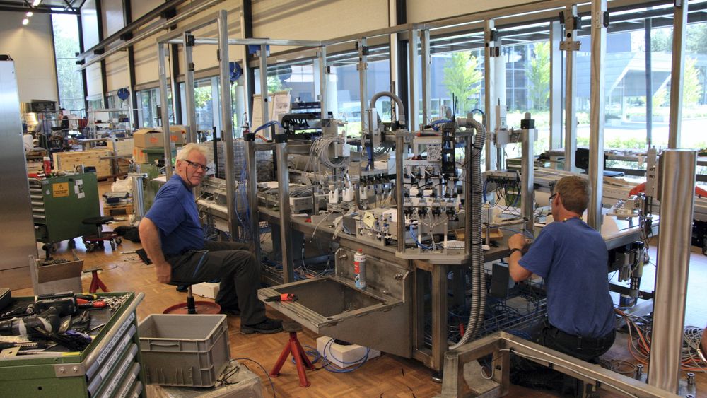 Store automasjonsceller bygges opp for kunder på Hønefoss. De er med på å beholde produksjon i Norge.