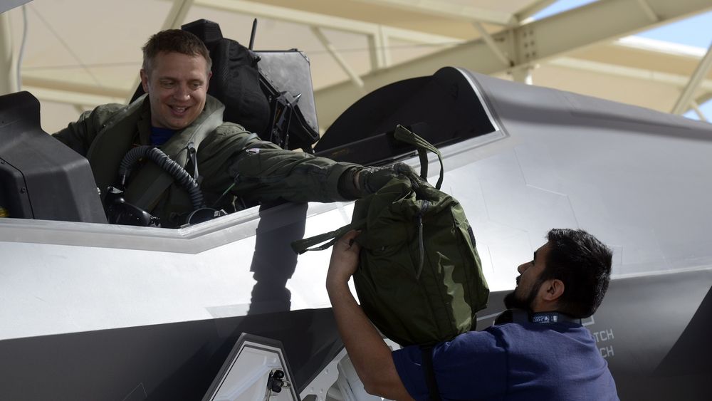 Oberstløytnant Martin Tesli assisteres av crew chief Ello Puga-Orozco etter en flytur.
