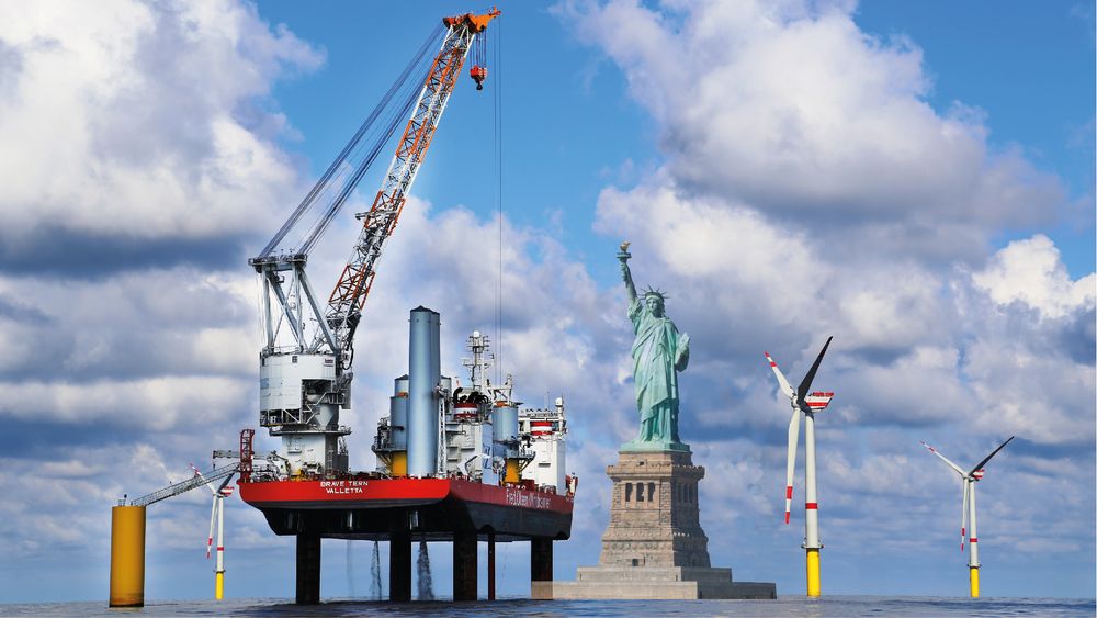 Når det norske installasjonsfartøyet Brave Tern løfter seg 15-16 meter opp fra vannet på sine fire ben, og heiser de enorme komponentene på plass, vil toppen av løftekranen ruve rundt 140-150 meter over havoverflaten. Det er rundt 50 meter høyere enn frihetsgudinnen, som måler 93 meter fra bunnen av fundamentet til toppen av fakkelen. IIlustrasjonsbildet er fra installasjonen av den tyske havvindparken Global Tech 1.