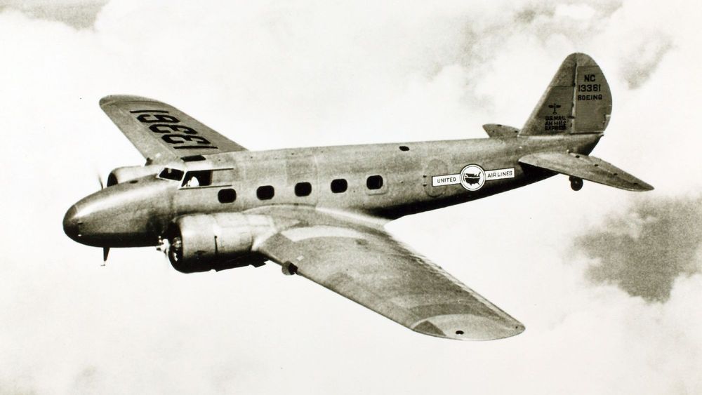 Boeing 247 fløy første gang i 1933 og ble satt i drift allerede samme år.