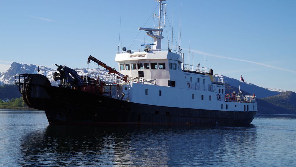 Det var kabelskipet MS Nordkabel som ble brukt til å legge sjøkabelen fra Bodø til Røst. Når denne kabelen blir tatt i bruk, vil slike utfall som fire kommuner i Lofoten nå opplever, bli historie, forhåpentligvis.