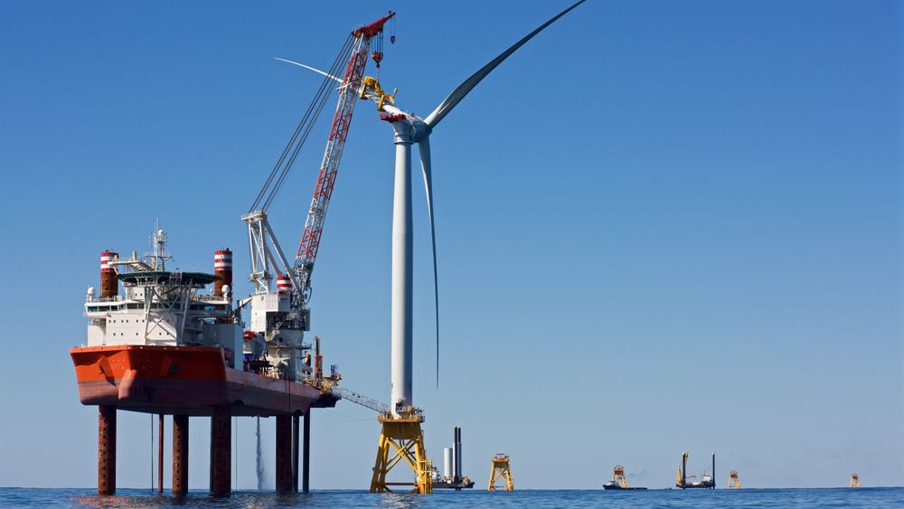 Her installerer det norske installasjonsskipet Brave Tern USAs første havvindturbin. Når skipet er i arbeidshøyde, rager kranen rundt 50 meter høyere enn frihetsgudinnen.
