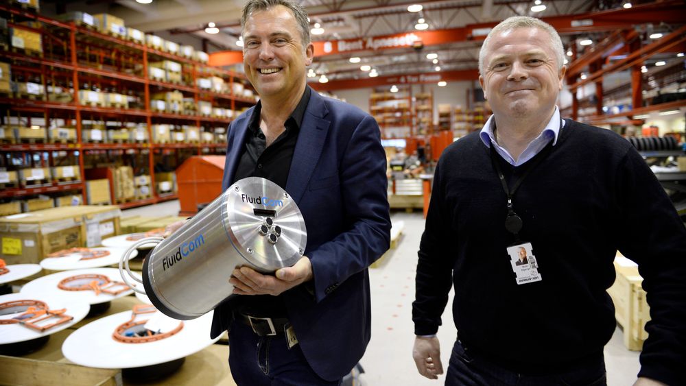Gründer Alf Egi Stensen på Aarbakkes fabrikk på Bryne, der FluidCom produseres. Her sammen med Reid Skjærpe, administrerende direktør i Aarbakke Innovation AS.
