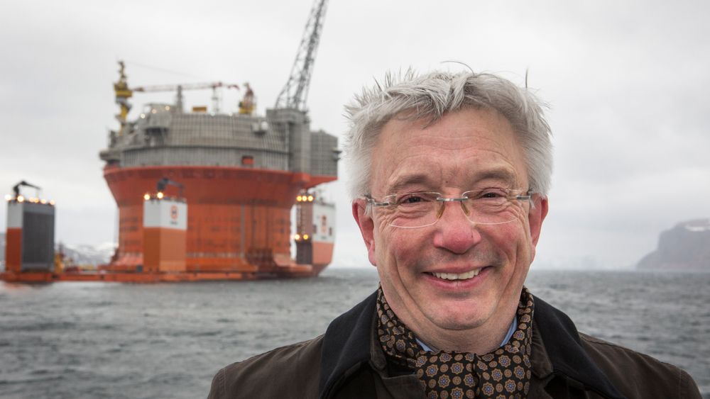 Karl Eirik Schjøtt Pedersen foran Goliat-plattformen i Barentshavet.
