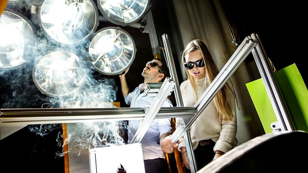 Denne installasjonen simulerer solskinn. Dermed kan solenergiforsøk utføres også om vinteren i laboratoriet i Trondheim.